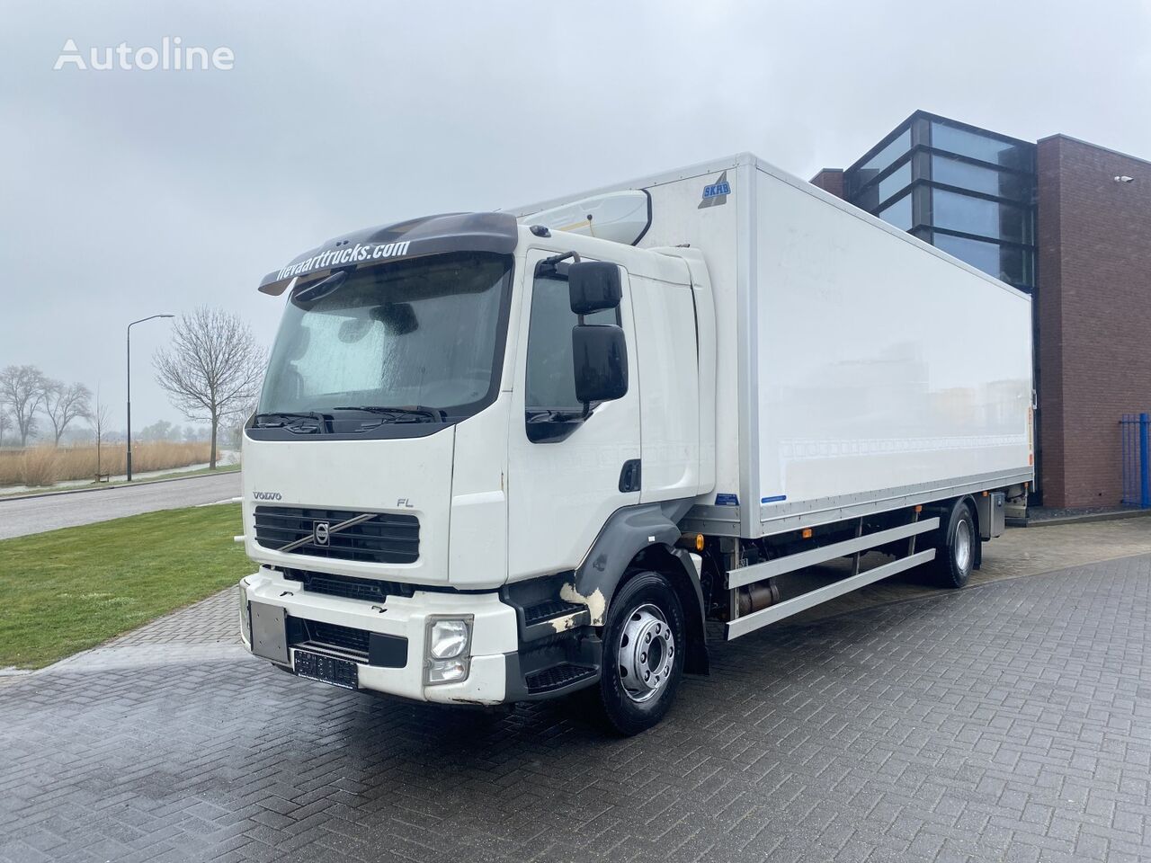 camion fourgon Volvo FL260
