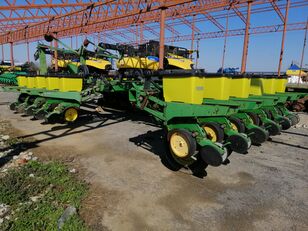 semoir de précision pneumatique JOHN DEERE 7200 с контроллером высева